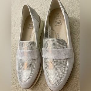 Leather loafer with memory foam